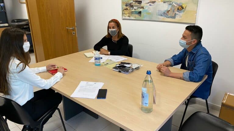 Dos jóvenes, becados por el Cabildo para investigar sobre el teletrabajo