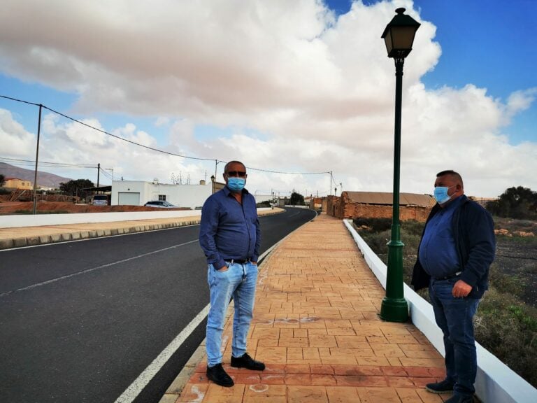 Las viejas luminarias públicas de Antigua como nuevas tras su arreglo y pintura