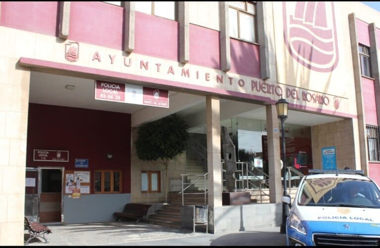 Un positivo COVID se salta la cuarentena y es localizado en la calle bebiendo alcohol