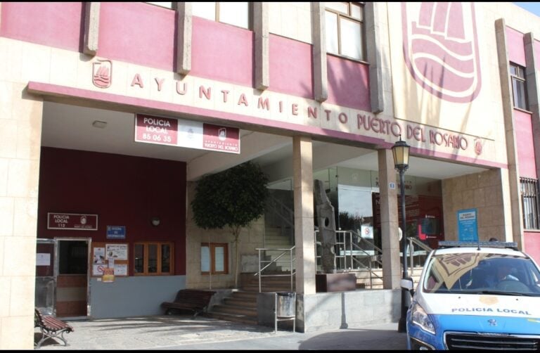 Un positivo COVID se salta la cuarentena y es localizado en la calle bebiendo alcohol