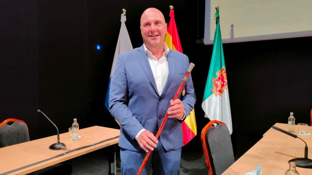 El PSOE denuncia que Lloret contrate a su pareja sentimental como asesora en el Cabildo