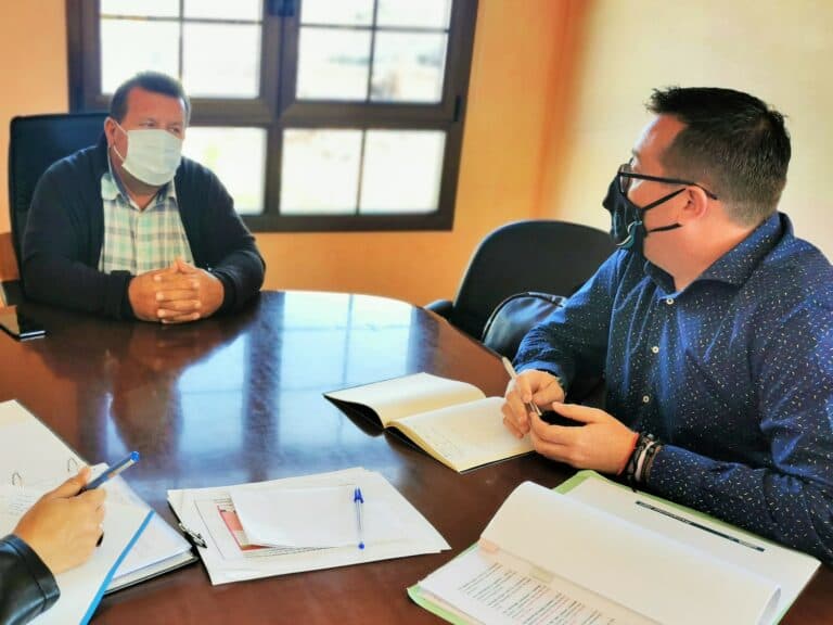 Alcalde y consejero insular coordinan actuaciones urgentes en política social