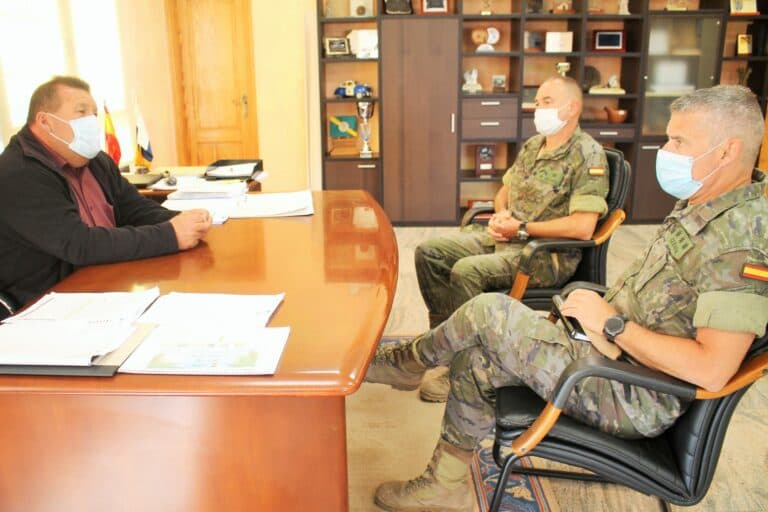 El alcalde de Antigua recibe al coronel jefe del Soria 9