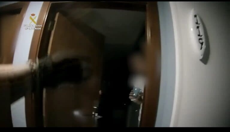 Doce personas de fiesta en un hotel de Corralejo