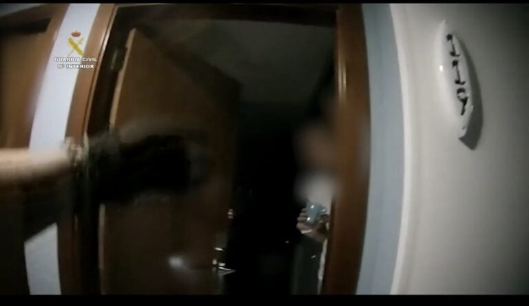 Doce personas de fiesta en un hotel de Corralejo