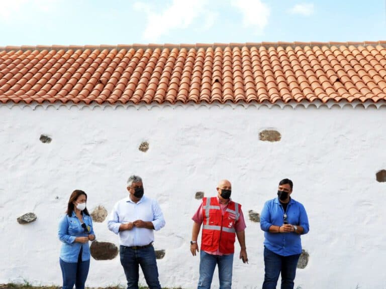 Finalizadas las obras de restauración del techo de la ermita del cementerio de Casillas del Ángel