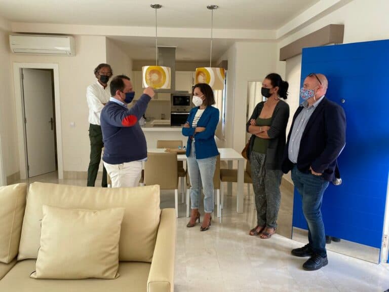 La Consejera de Turismo visita diferentes complejos alojativos de La Oliva