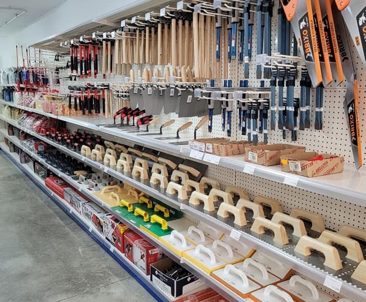 Áridos Alonso abre una ferretería en su nave de Zurita