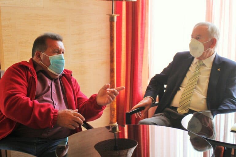 El alcalde de Antigua se reúne con el fundador y director del grupo empresarial Anjoca