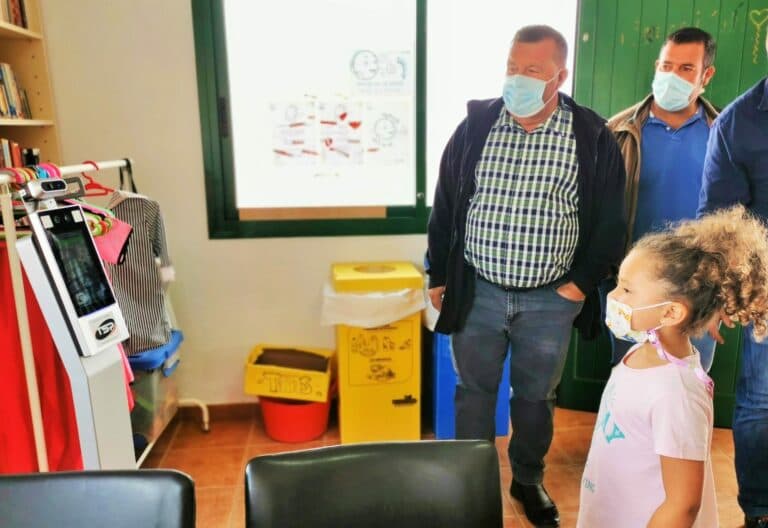 Antigua instala nuevos controladores de temperatura y mascarilla en espacios municipales