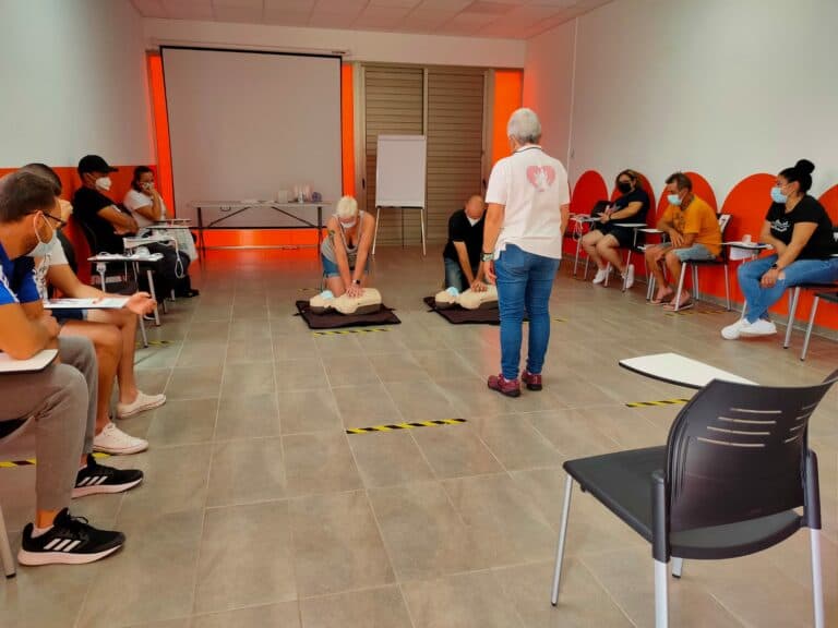 Éxito de participación en los cursos sobre la Utilización de Desfibriladores y Primeros Auxilios