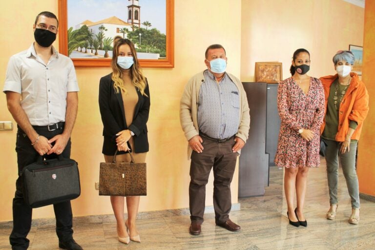 El alcalde recibe a la nueva asociación AREA de empresarios y residentes de Antigua