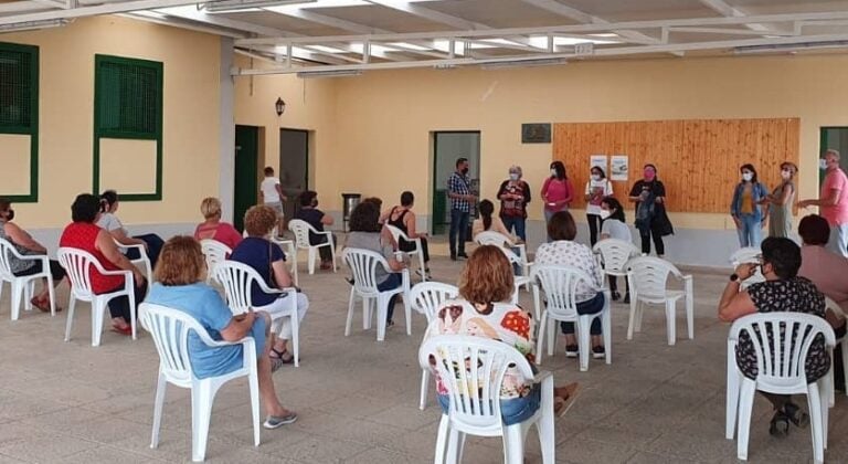 La Asociación El Castillejo de Tesjuate confecciona una «manta solidaria»