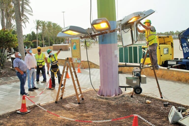 El Ayuntamiento arregla las luminarias de 25 metros de altura en el paseo de El Castillo