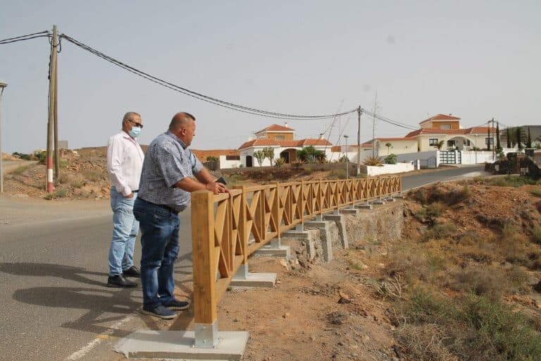 Una valla de madera embellece el acceso a Triquivijate a la altura de su barranco