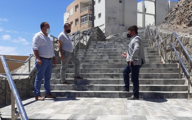 Pájara construye una escalera para mejorar la accesibilidad en el Barranco del Ciervo