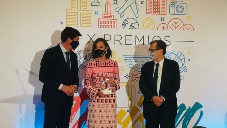 La consejera de Turismo recoge en Málaga el Premio al Mejor Destino Turístico de Playa de Canarias