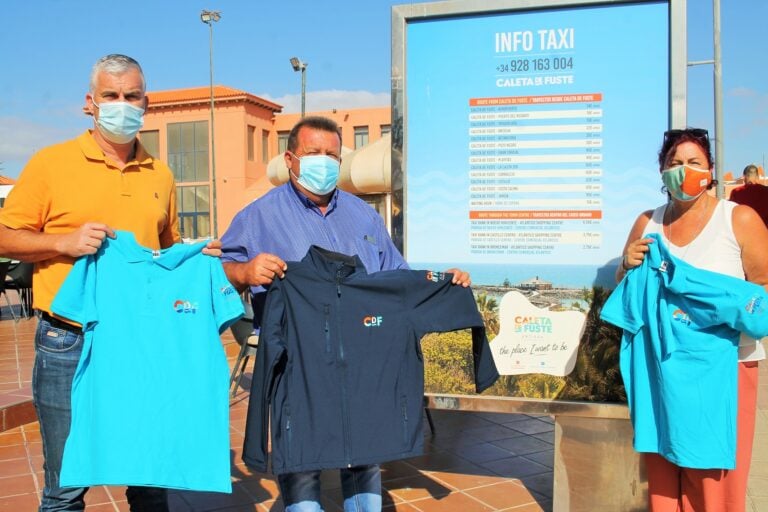 Antigua entrega uniformes y equipación a todos los taxistas del municipio