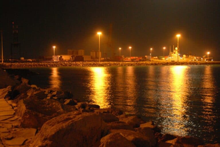 Crecen los problemas de salud en la capital provocados por el excesivo ruido de los buques en el muelle