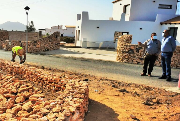 La reconstrucción de los tradicionales muros de piedra embellece Triquivijate