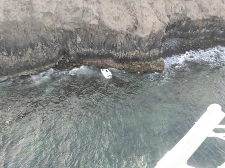 Una mujer herida en Antigua tras precipitarse con su vehículo por un acantilado