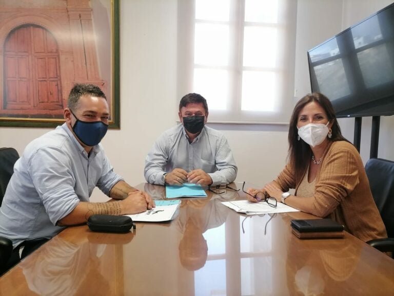 El alcalde de Pájara contrata como asesora a la pareja del presidente del Cabildo