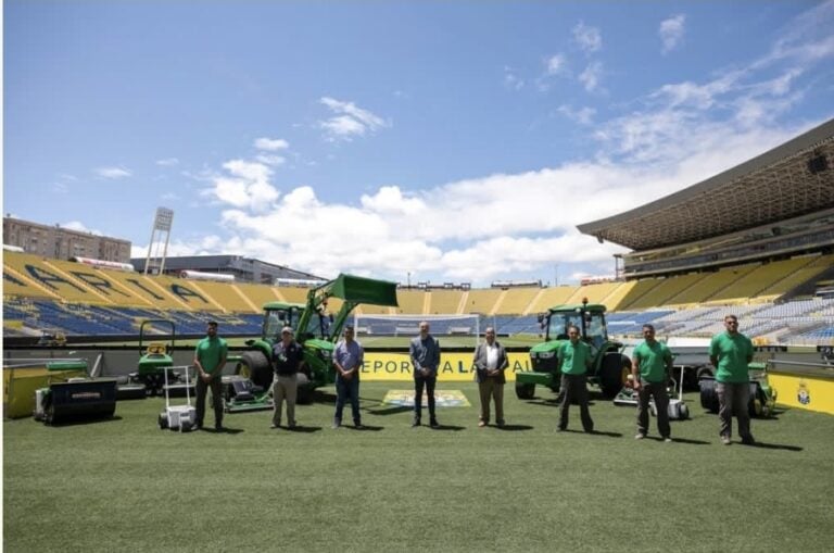 El centro de jardinería de Fuerteventura realiza el mantenimiento del césped de la UD Las Palmas