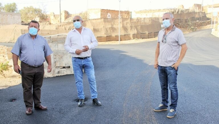 El Ayuntamiento ejecuta el reasfaltado de Lomo la Mina en Agua de Bueyes