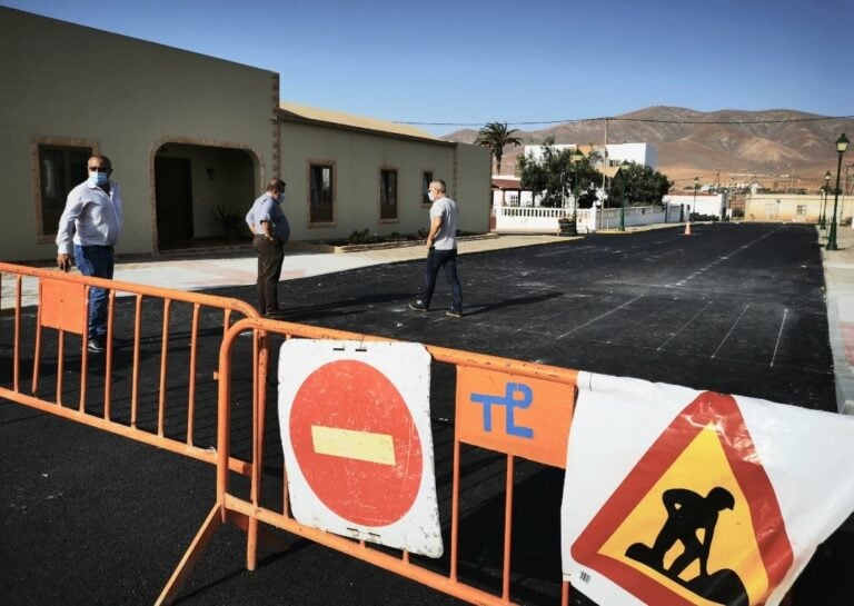 Obras de reasfaltado y accesibilidad en la calle Deporte en Antigua
