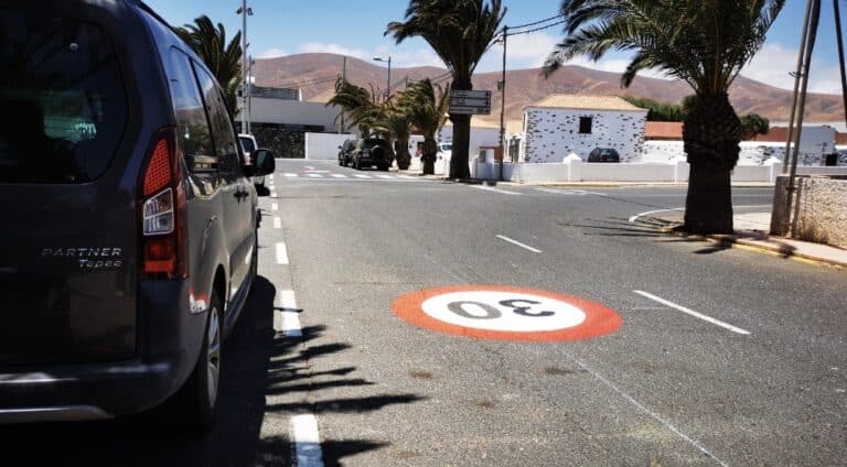 Antigua aprovecha el verano para señalizar todas vías urbanas y reducir la velocidad