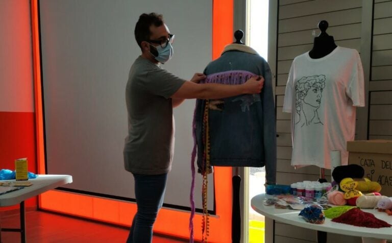 Toda vieja prenda es reutilizada por los jóvenes en el Taller de Customización de Antigua