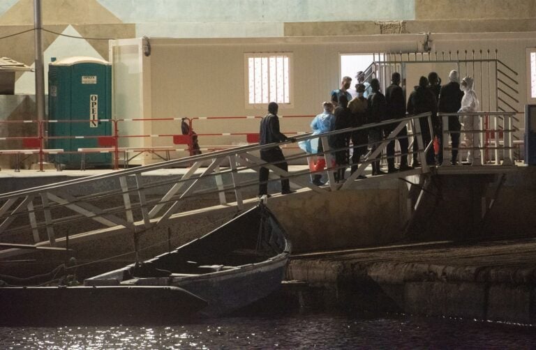 Un bebé fallecido entre los 300 migrantes rescatados rumbo a Fuerteventura