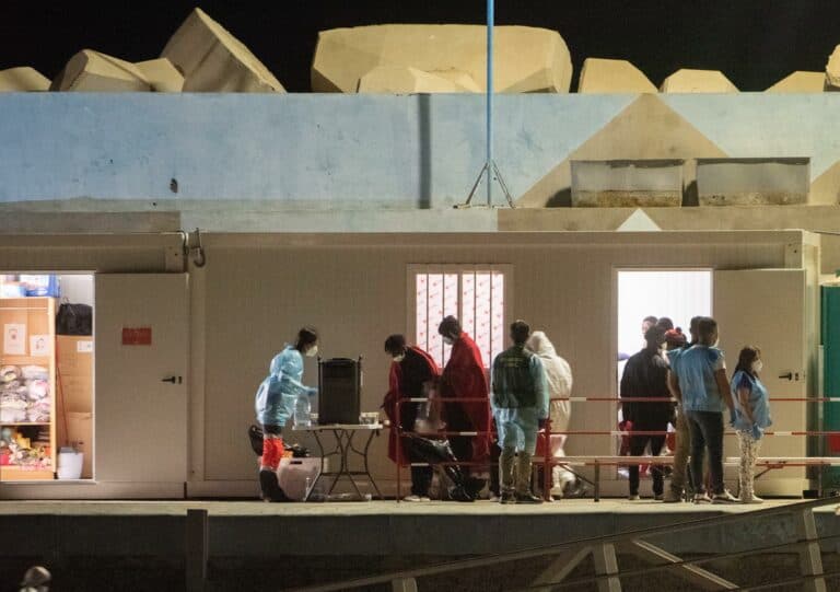 Rescatan a unas 115 personas en dos neumáticas en aguas cerca de Fuerteventura