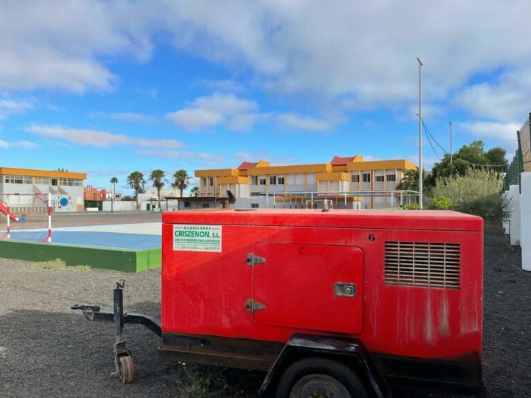 El CEIP La Oliva arranca el curso con un motor diésel en el patio del colegio
