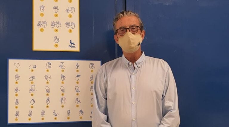 Pájara instala vinilos de lengua de signos en los centros educativos del municipio