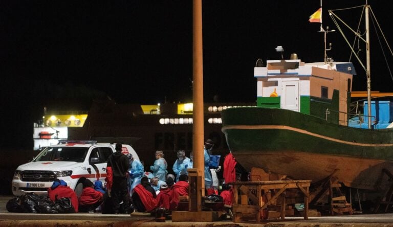 Rescatan una patera en Fuerteventura con 57 personas, entre ellas 3 bebés