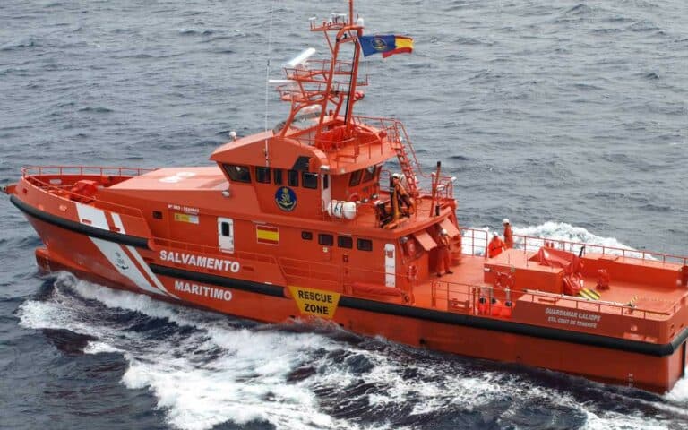 Salvamento desembarca en Puerto del Rosario a 55 personas a bordo de una neumática