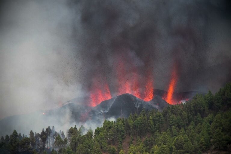 Muere mientras limpiaba las cenizas del volcán de La Palma
