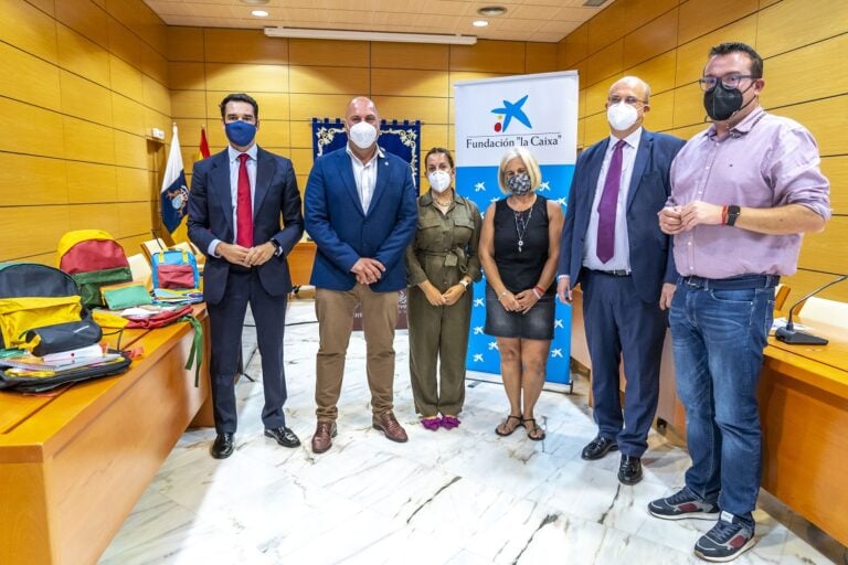 Cabildo y ‘la Caixa’ entregan 336 mochilas a escolares en situación de vulnerabilidad
