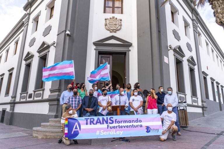 El Cabildo se suma a la celebración del Orgullo TRANS con el izado de la bandera