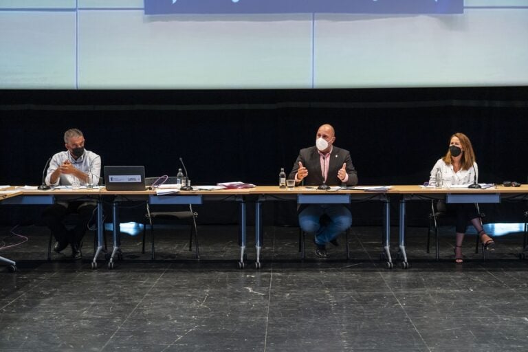 El Pleno del Cabildo aprueba una moción de apoyo a los trabajadores del Tres Islas y del Oliva Beach