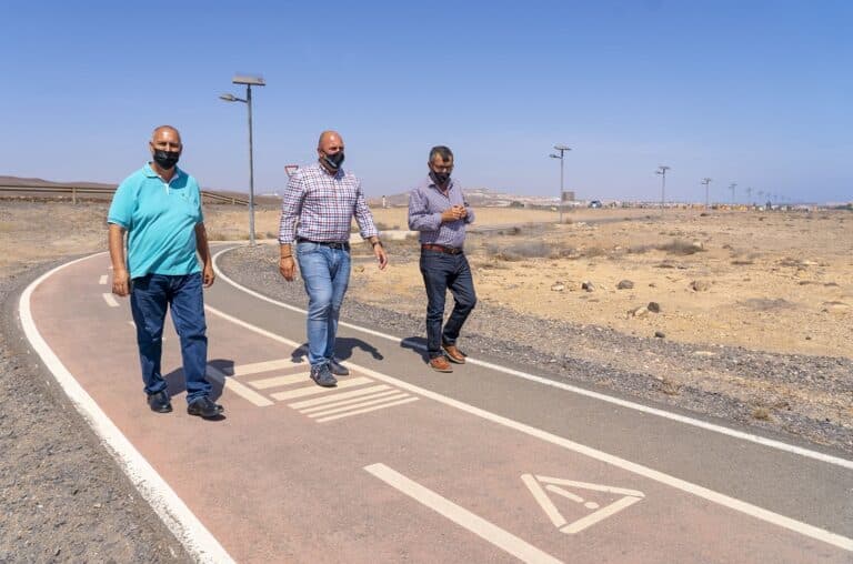El carril bici El Castillo-Las Salinas estrena alumbrado solar