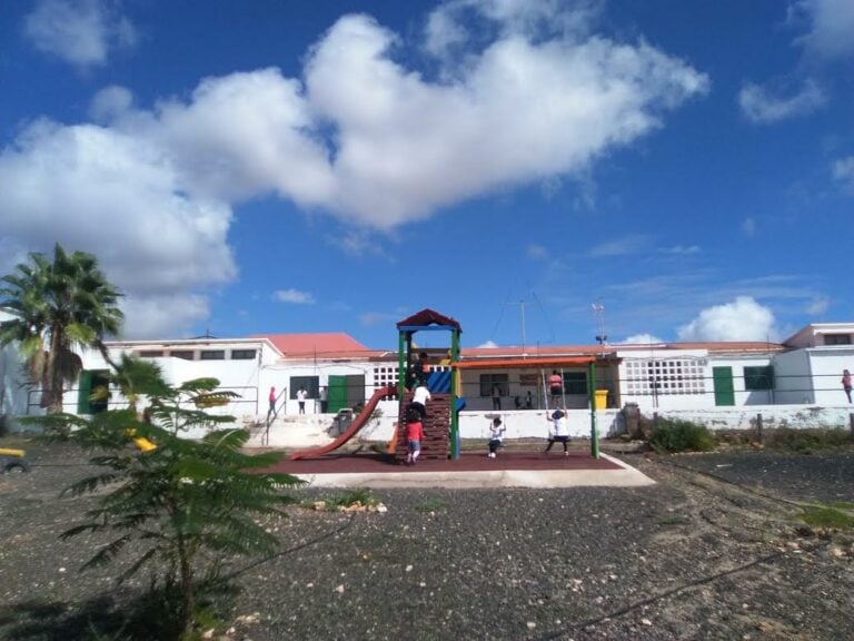 Roban los equipos informáticos en el colegio de Tiscamanita