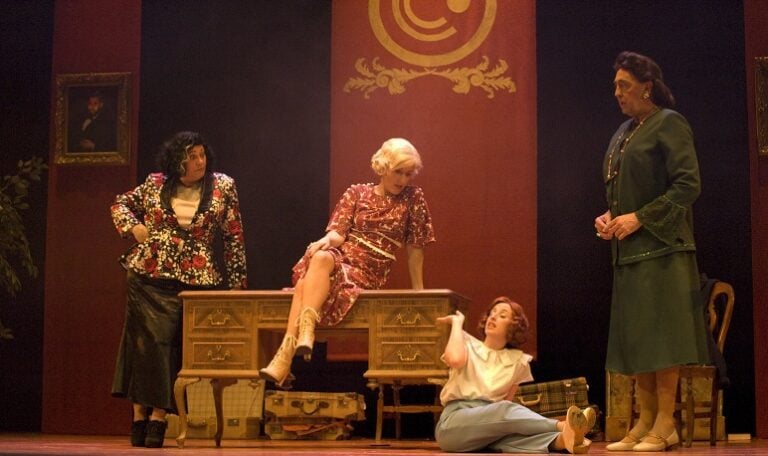 La capital ofrece clases de teatro para adultos y seniors