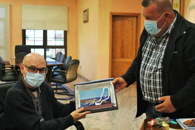 Reconocimiento de Antigua a su párroco José Luis Cabrera