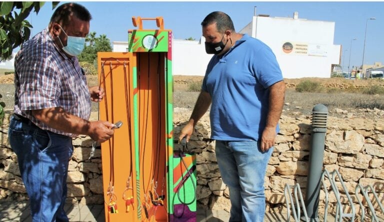 Antigua instala estaciones de reparación urgente de bicicletas