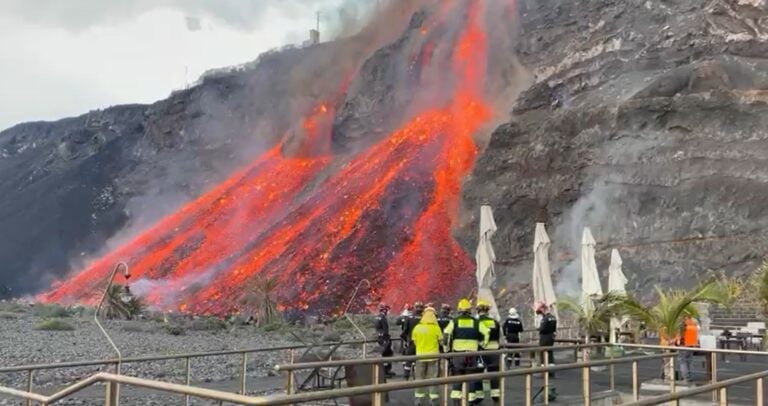 Los bomberos de Fuerteventura desplazados a La Palma trabajan en la zona norte del volcán