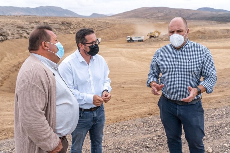 El Cabildo realiza trabajos de limpieza en la presa seca del barranco de La Muley