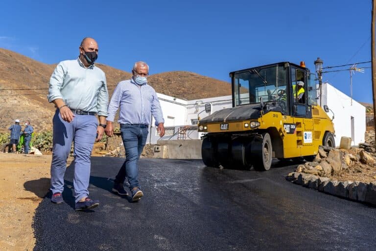 Avanzan las obras de asfaltado en el municipio de Betancuria