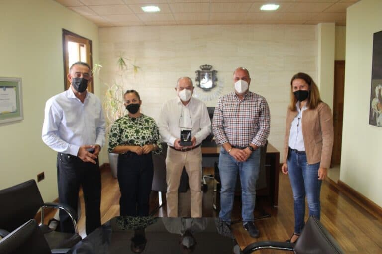 Esteban Domínguez se jubila tras más de 30 años como docente y director de la UNED